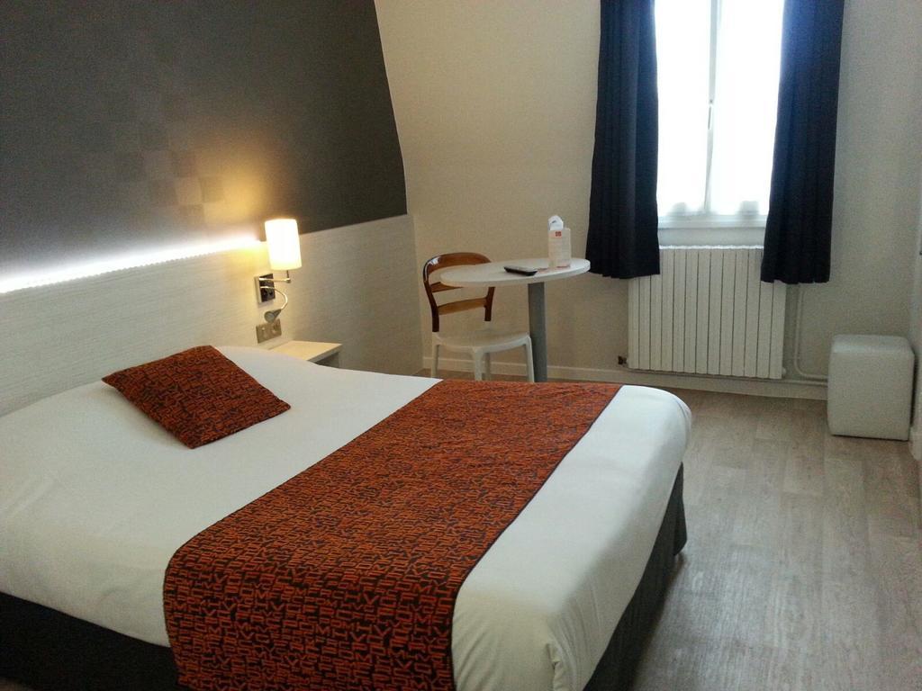 Contact Hotel Du Cerf Chateau-Gontier Room photo