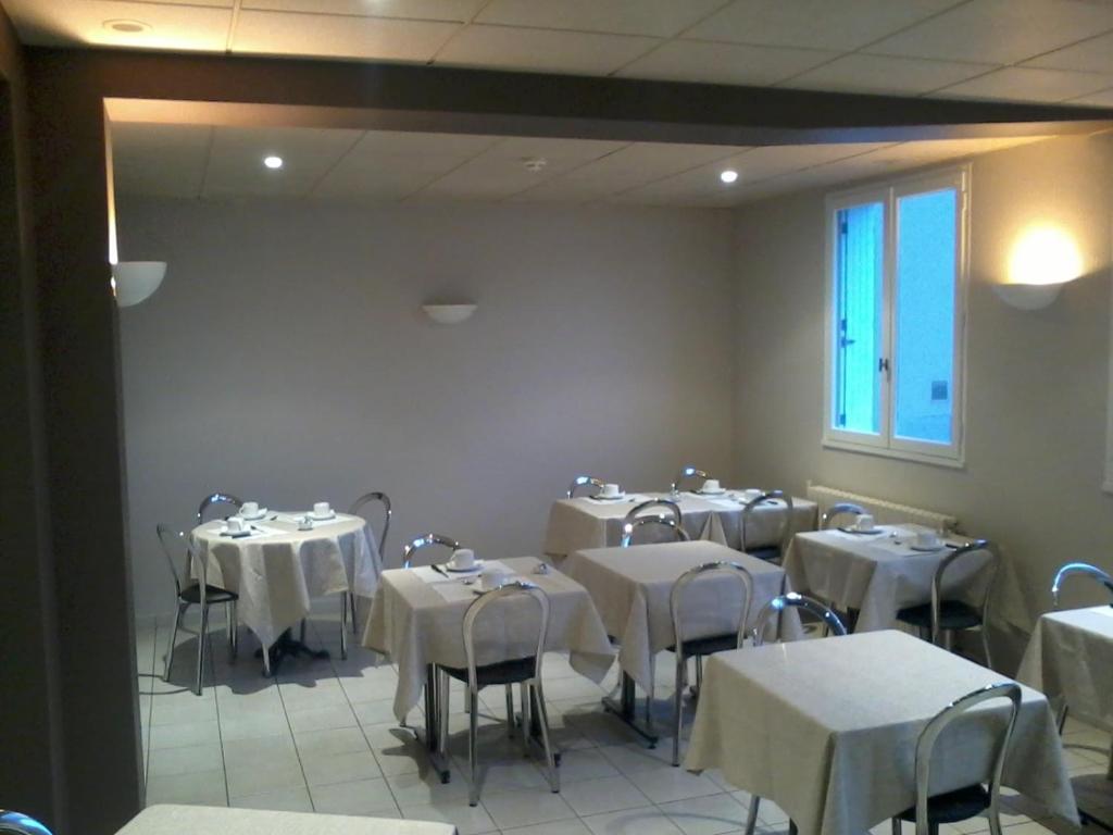 Contact Hotel Du Cerf Chateau-Gontier Exterior photo