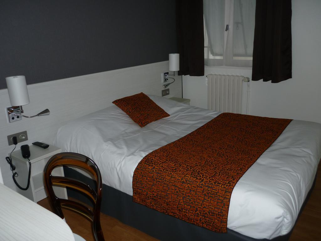 Contact Hotel Du Cerf Chateau-Gontier Room photo