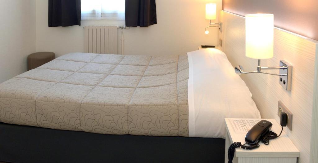 Contact Hotel Du Cerf Chateau-Gontier Room photo